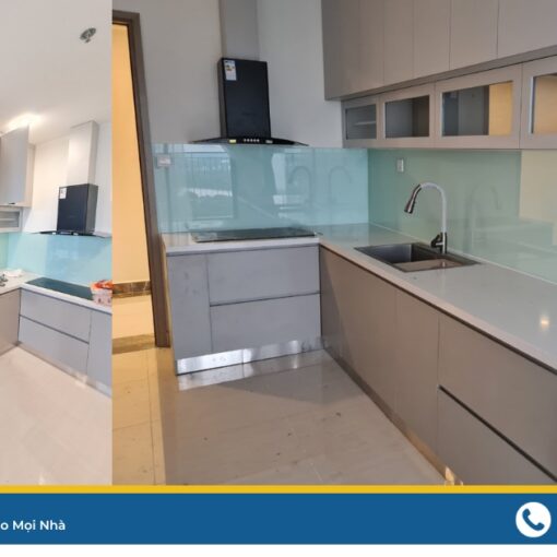 Kính ốp bếp màu trắng xanh.