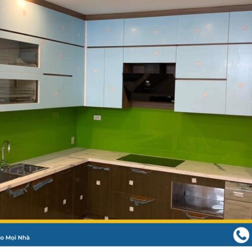 Kính ốp bếp mày xanh lá mạ.