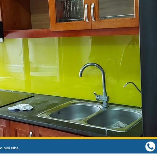 Kính thường màu xanh lá mạ.