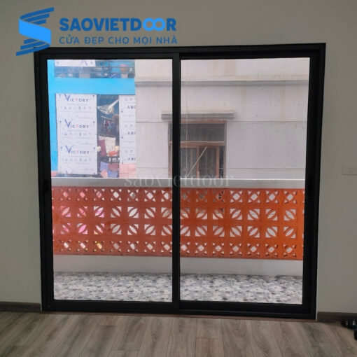 Cửa đi mở trượt 2 cánh nhôm Xingfa sau thi công