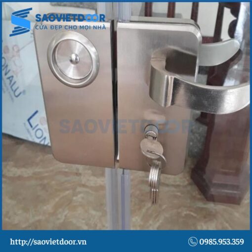 Tay nắm liền khoá được lắp lên cửa.