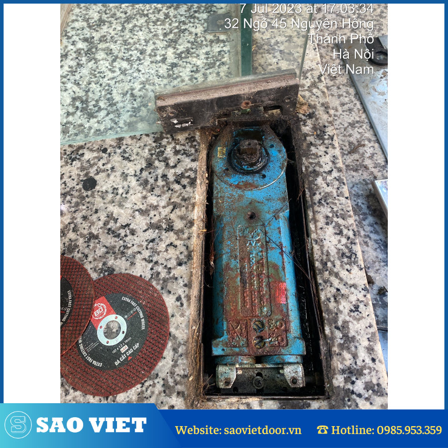 Bản Lề Thuỷ Lực Bị Ra Dầu Thì Phải Xử Lý Thế Nào ? 15 ban le thuy luc chay dau 02 1