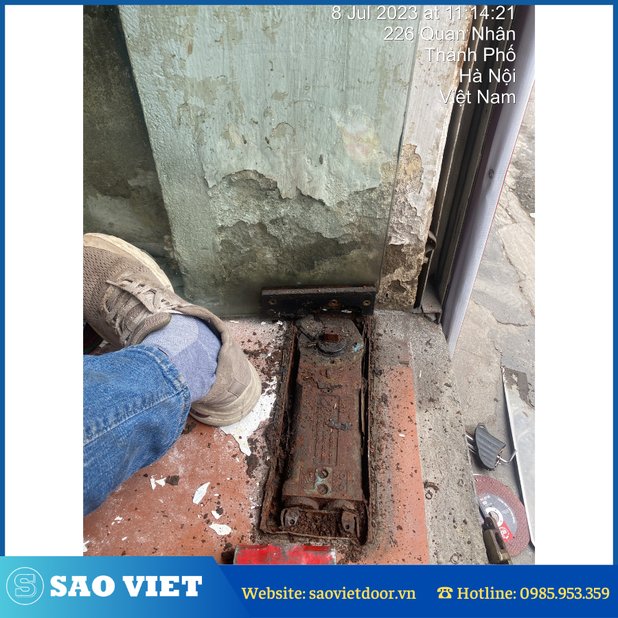 Bản Lề Thuỷ Lực Bị Ra Dầu Thì Phải Xử Lý Thế Nào ? 16 ban le thuy luc chay dau 04 1