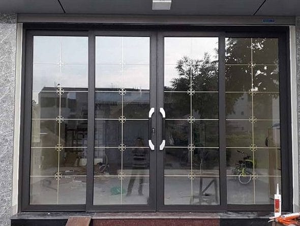 Báo Giá Cửa Nhôm Trượt Quay Mới Nhất 29 bao gia cua nhom truot quay nan trang tri e1677138252288