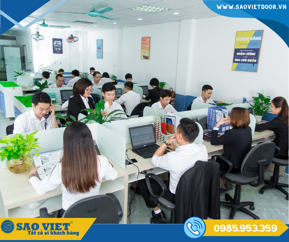 Nhà Máy Sản Xuất Nhôm Kính Đi Đầu Về Chất Lượng tại Saovietdoor 28 doi ngu nhan vien sao viet 01