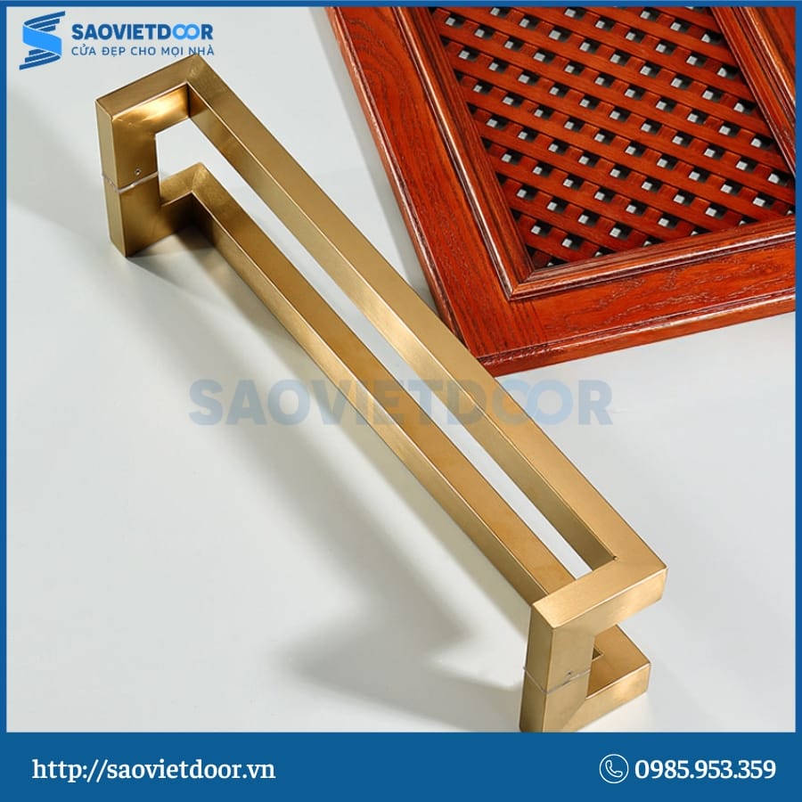 Tay nắm inox vuông màu vàng nổi bật.