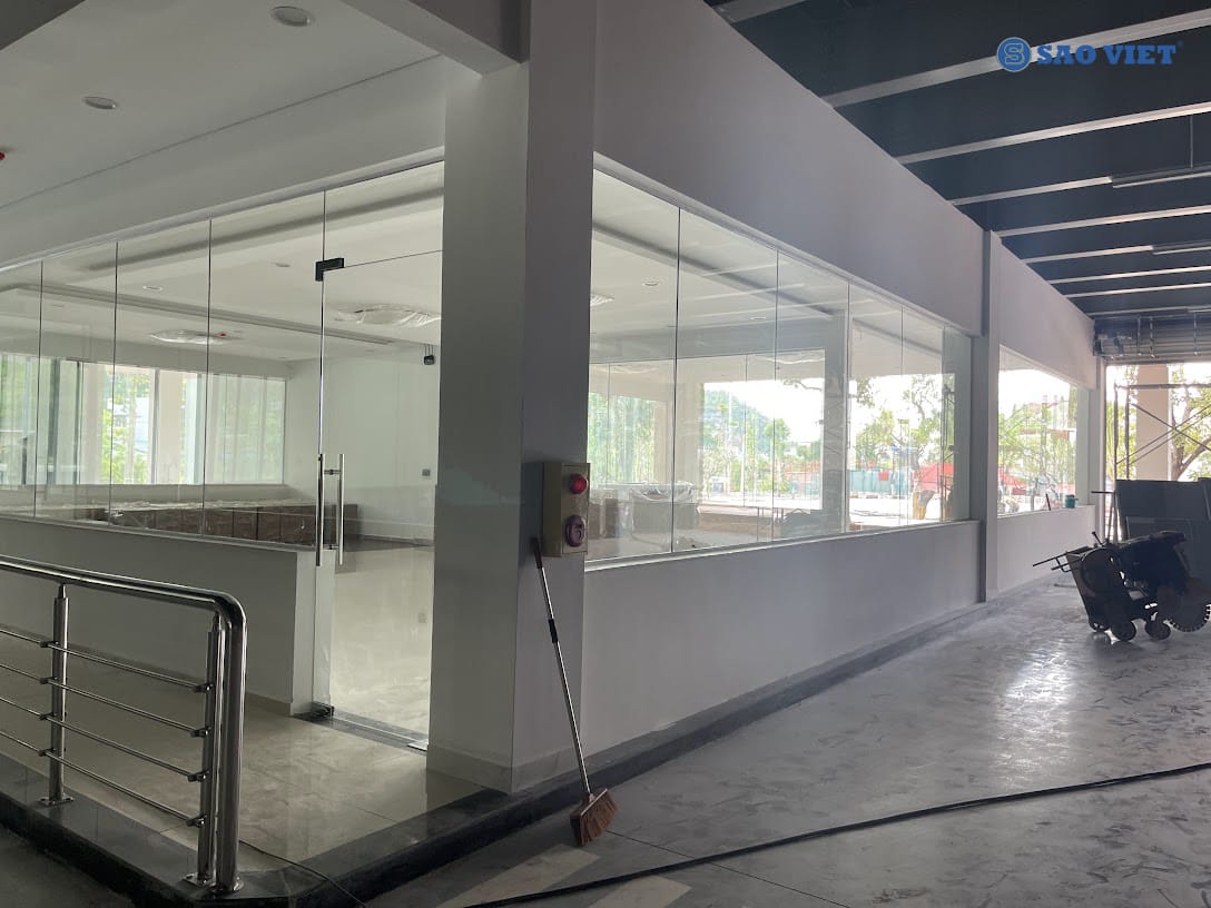 Thi công kính cường lực tại Showroom Ô Tô Huyndai - Yên Bái 22 thi công cửa kính cường lực