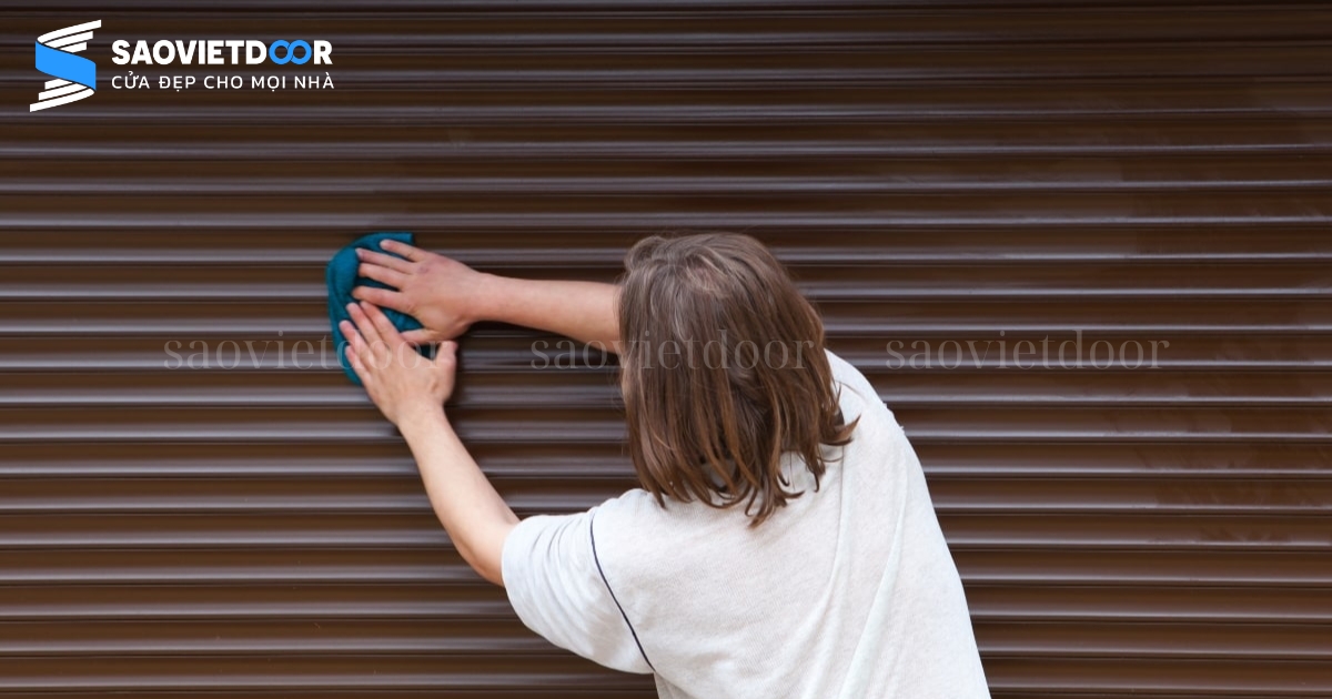 Lắp Đặt Cửa Cuốn: Kinh Nghiệm Và Lưu Ý Quan Trọng 32 Vệ sinh nan cửa cuốn