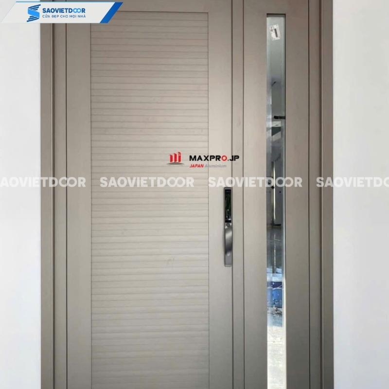 Cửa đi mở quay 1 cánh nhôm Maxpro hệ R83 bản cánh lớn kết hợp Pano nhôm đan chéo