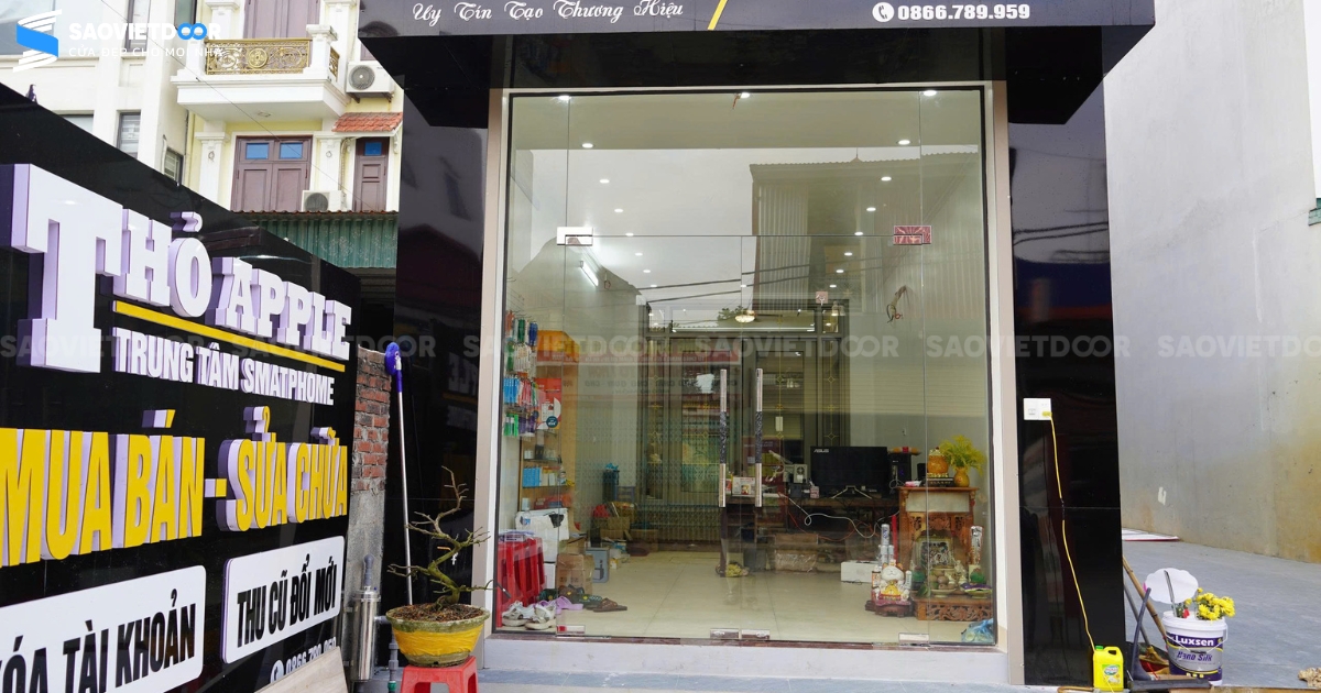 Cửa kính cường lực.