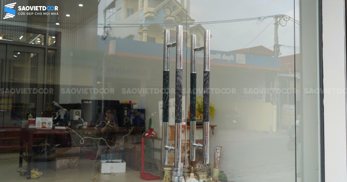 Tay nắm cửa kính giả đá.